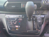 エアコン操作はタッチパネル式となっております。電制サイドブレーキにオートホールドも装備されております。