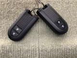 手荷物が多いときでも、スマートキーをバッグやポケットに携帯していれば、キーを取り出すことなくドアの解錠・施錠ができます