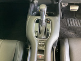 CVT車のセレクトレバーです。低速から高速まで、変速ショックのないスムーズな走りと、エンジン効率のよい領域を維持して燃費にも貢献します。サイドブレーキはスイッチ操作の電子制御パーキングブレーキです。