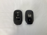 スマートキーを装備しています。鍵を差し込むことなくドアロックの開け閉めと、スタートボタン操作でのエンジンスタートができます。ボタン操作でトランクが開けられる電動テールゲートのボタンもついています。