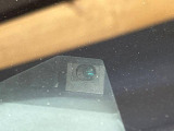 【エマージェンシーブレーキ】走行中に前方の車両等を認識し、衝突しそうな時は警報とブレーキで衝突回避と被害軽減をアシスト。より安全にドライブをお楽しみいただけます。