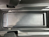 センターフロアトレイ☆運転席と助手席の間にあります☆カバンなどを置いておけます♪
