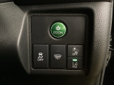 Hondaセンシング用の、VSA(ABS+TCS+横滑り抑制)解除とレーンキープアシストシステムのメインスイッチなどはハンドルの右側に装備しています。燃費に役立つECONボタンもここです。