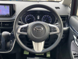 インテリアに合わせたデザインのステアリングは、運転される方のことも考え、運転しやすい形状、大きさです。是非一度、実際に触ってお確かめください。