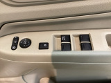 ハンドルの右側に電動格納付きパワーミラーの操作スイッチがついています。左右のサイドミラーの角度調節も微調整ができて便利です。パワーウインドウは運転席でドア4枚とも上下の操作ができるようになっています。
