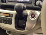 CVT車のセレクトレバーです。低速から高速まで、変速ショックのないスムーズな走りを実現するとともに、エンジン効率のよい領域を維持することで燃費にも貢献します。