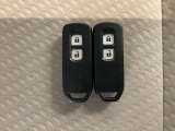 スマートキーを装備しています。鍵を差し込むことなくドアロックの開け閉めと、スタートボタン操作でのエンジンスタートができます。スペアキーも同じものを用意しております。