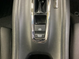 セレクトレバーの下に電子制御パーキングブレーキがあります。スイッチひとつで、停車した地点の傾斜などをシステムが検知・判断してブレーキ力を自動的に最適制御し、しっかり停車できるパーキングシステムです。