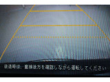 バックをするとき自動でリアの様子が映る『リアカメラ』付き!ナビ画面で確認しながらバックができ、ガイドラインで距離感がつかめるので後ろの壁も安心ですね。でも、周りへの目視も忘れないでくださいね!