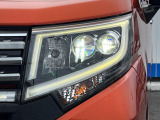 【LEDヘッドライト】悪天候や夜間走行時も良好な視界を確保し安心して運転できる高輝度LEDヘッドライトを装備!点灯速度が早く、消費電力も抑えられています。