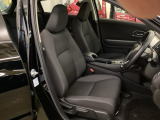 女性でも運転がしやすいように、シートの高さ調整機能(シートリフター)がついています。広い足元にゆったり座れるシートには肘掛も装備しており長距離の運転でも疲れにくいシートです。