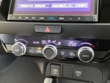 オートエアコンがついてますので、お好みの温度をセットするだけで風の強さや風量を自動で調整します。スイッチやダイヤル類も簡単操作で快適に過ごせます。