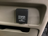 アクセサリーソケットはUSBのアダプターなどをつければ、スマホの充電にも使えます。周辺には物が置けるボックスがついています。