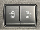 【両側パワースライドドア】スマートキーや運転席のスイッチで後席両側スライドドアの開閉が可能♪電動だから力を入れてドアを開ける必要が無く、小さなお子様でも簡単に開け閉めでき快適です♪