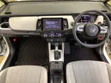 車内は光触媒抗菌消臭施工済です。スタイリッシュなデザインで暖かみのあるインパネ周りを演出します。グローブボックスやカップホルダーのほかにトレーなどたくさんの収納スペースが装備されています。