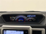 センターメーターは視点移動が少なく、長時間の運転でも疲れにくいそうです!大きくて見やすいアナログスピードメーター!