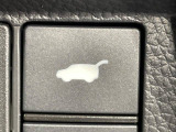 【パワーバックドア】スマートキーや運転席のボタンを押すだけでリアゲートが自動で開閉します!荷物を持っている時や、高い位置にあるバックドアを閉める際に便利な機能です♪