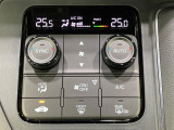 【左右独立型フルオートエアコン】運転席と助手席でそれぞれお好みの温度に設定可能。同乗者にも配慮した、快適な空調をお届け致します。