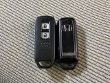 スマートキーを装備しています。鍵を差し込むことなくドアロックの開け閉めと、スタートボタン操作でのエンジンスタートができます。スペアキーも同じものを用意しております。