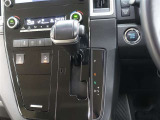 ATのレバーは使い慣れたストレートタイプなので安心です