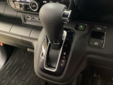 CVT車のセレクトレバーです。低速から高速まで、変速ショックのないスムーズな走りを実現するとともに、エンジン効率のよい領域を維持することで燃費にも貢献します。