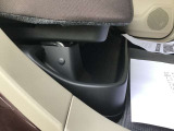後部座席下には傘等も収納していただけるアンダートレイ付です。