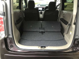 リヤシートを前に倒していただくと広大な荷室スペースが出来ます。