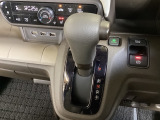 CVT車のセレクトレバーです。低速から高速まで、変速ショックのないスムーズな走りを実現するとともに、エンジン効率のよい領域を維持することで燃費にも貢献します。