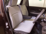 広い足元に肘掛けもついたゆったり座れるシートです。運転席と助手席の間が空いているため、助手席側への移動がスムーズです。交通量の多い道でも、助手席側から乗り降りができます。