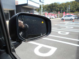 後方から車などが接近するとランプが光って知らせてくれます。車線変更の時に安心ですね。