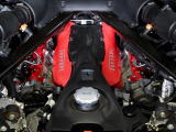 SF90ストラダーレのV8エンジンは、驚異の1000馬力を誇り、静止状態から100km/hまでわずか2.5秒で加速します。