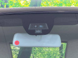 【スズキ レーダーブレーキサポート】走行中に前方の車両等を認識し、衝突しそうな時は警報とブレーキで衝突回避と被害軽減をアシスト。より安全にドライブをお楽しみいただけます。