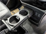 便利なカップホルダーを装備しています。 缶ジュースを開けて運転していると振動で倒れないかヒヤヒヤ、意外と置き場に困るもの。 意外に重要な装備ですね。