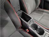 便利なカップホルダーを装備しています。 缶ジュースを開けて運転していると振動で倒れないかヒヤヒヤ、意外と置き場に困るもの。 意外に重要な装備ですね。