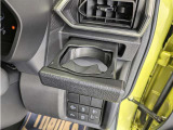 便利なカップホルダーを装備しています。 缶ジュースを開けて運転していると振動で倒れないかヒヤヒヤ、意外と置き場に困るもの。 意外に重要な装備ですね。