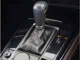 【シフトレバー】シフトもとても操作しやすいデザインになっております。運転する人の事を第一に考えた操作性の高い仕様です。