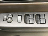 【電動格納ミラー】サイドミラーは電動格納式となっており、狭い駐車場でもキズがつくリスクを抑えられます。