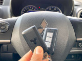 【スマートキー&プッシュスタートシステム】カバンやポケットに入れたままドアの開閉ができ、ワンタッチで楽々エンジンをかけられます♪
