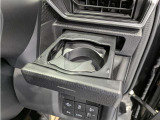 便利なカップホルダーを装備しています。 缶ジュースを開けて運転していると振動で倒れないかヒヤヒヤ、意外と置き場に困るもの。 意外に重要な装備ですね。
