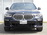 BMWと言えば特徴的なキドニーグリル。ダイナミックなフロントマスクを演出します。