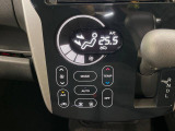 【オートエアコン】一度お好みの温度に設定すれば、車内の温度を検知し風量や温度を自動で調整。暑い…寒い…と何度もスイッチ操作をする必要はありません。快適な車内空間には必須の機能ですね♪