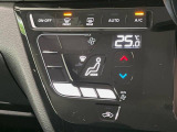 【オートエアコン】一度お好みの温度に設定すれば、車内の温度を検知し風量や温度を自動で調整。暑い…寒い…と何度もスイッチ操作をする必要はありません。快適な車内空間には必須の機能ですね♪