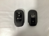 スマートキーを装備しています。鍵を差し込むことなくドアロックの開け閉めと、スタートボタン操作でのエンジンスタートができます。ボタン操作でトランクが開けられる電動テールゲートのボタンもついています。