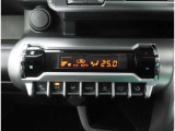 オートエアコンを装備しておりますので、四季を通じて車内を快適な温度に保つことが出来ます!高級感が有りますね!