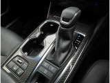 こちらのシフトは、車両にマッチしたデザインになっています!握りやすく、操作し易い配置になっていますので、いつも触れるシフトだからこそ、大切ですね!