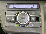 【オートエアコン】一度お好みの温度に設定すれば、車内の温度を検知し風量や温度を自動で調整。暑い…寒い…と何度もスイッチ操作をする必要はありません。快適な車内空間には必須の機能ですね♪