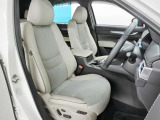 運転席シートです。フィット感が有り座り心地の良いシートです。