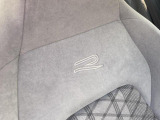 R-Line専用デザインのスポーツシートは、欧州車らしく硬めのセッティングで、長距離でも快適に運転できます。