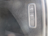 エアサスペンションが装着されている車用になります。エアサスペンションの機能として荷物の積み下ろしの際に車高を下げることもできます。
