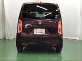 汚れが付着しやすいリヤガラスにはリヤワイパーが付いています。フロントのワイパーがONの時はシフトレバーをリバースに入れるとリヤワイパーがリンクして作動、クリヤーな視界が保てます
